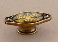La tirata d'ottone antica dell'hardware della mobilia tratta la porta europea del guardaroba del cassetto del Governo