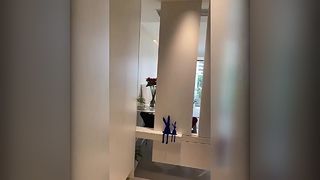 Lago delle celebrità di Internet con design irregolare, specchio a corpo intero appeso al muro, parete irregolare