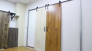 Set di accessori hardware per binari di sospensione per porta del fienile a forma di J, porta scorrevole scorrevole, guida silenziosa
