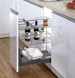 Gancio di estensione pieno sul canestro multiuso del cassetto degli accessori moderni della cucina di stoccaggio