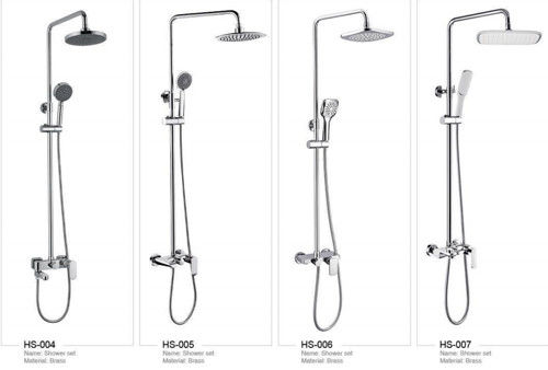 Rubinetto d'ottone della doccia di pioggia del soffitto del bagno messo con la singola maniglia